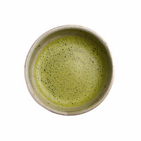 Ein ansprechendes Foto von unserem aufgebrühten BIO Daily Matcha in einer Tasse.