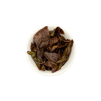 Ein ansprechendes Foto von den losen, aufgebrühten Blättern unseres GABA Oolong Tees Golden Sky in einer Tasse.