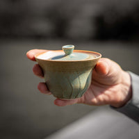 Ein ansprechendes Foto unseres Gaiwan von Ales Dancak hellblau (100ml), gehalten in der Hand.