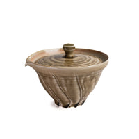 Frontansicht unseres Shiboridashi von Ales Dancak grün/braun 140ml