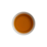 Ein ansprechendes Foto von unserem aufgebrühten Oolong Tee Bright Rose in einer Tasse.