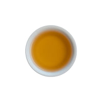 Ein ansprechendes Foto von unserem aufgebrühten Sheng Pu Erh Tee Spring Breeze in einer Tasse.