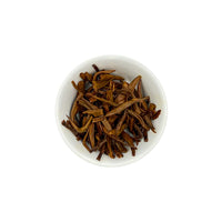 Ein ansprechendes Foto von den losen, aufgebrühten Blättern unseres Schwarzen Tees Golden Bud in einer Tasse.