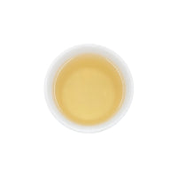 Ein ansprechendes Foto von unserem aufgebrühten Weißen Tee Silverneedle in einer Tasse.