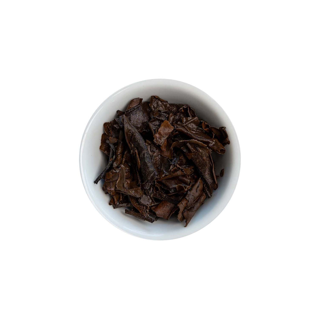 Ein ansprechendes Foto von den losen, aufgebrühten Blättern unseres Weißen Tees Waterfalls in einer Tasse.