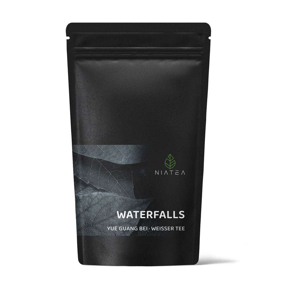 Ein ansprechendes Foto unserer Probiergrößen-Teeverpackung (15g) für den Weißen Tee Waterfalls.
