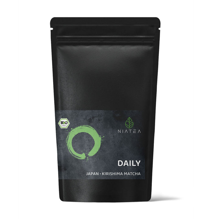 Ein ansprechendes Foto unserer Teeverpackung für den BIO Daily Matcha.