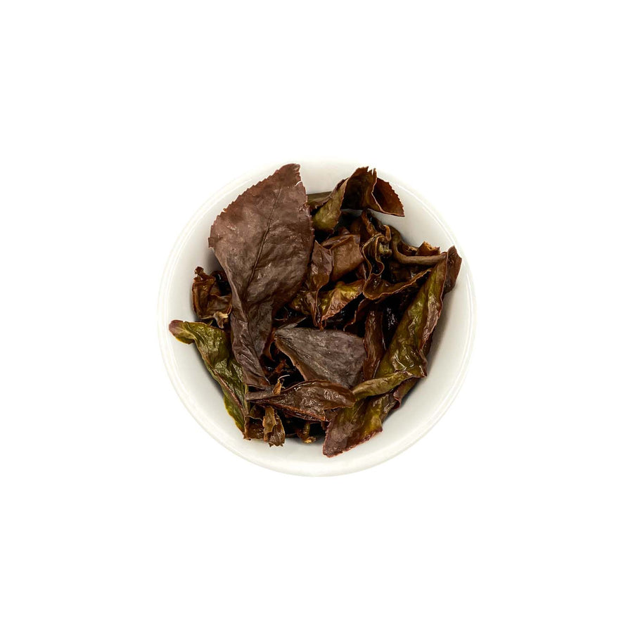 Ein ansprechendes Foto von den losen, aufgebrühten Blättern unseres GABA Oolong Tees Golden Sky in einer Tasse.