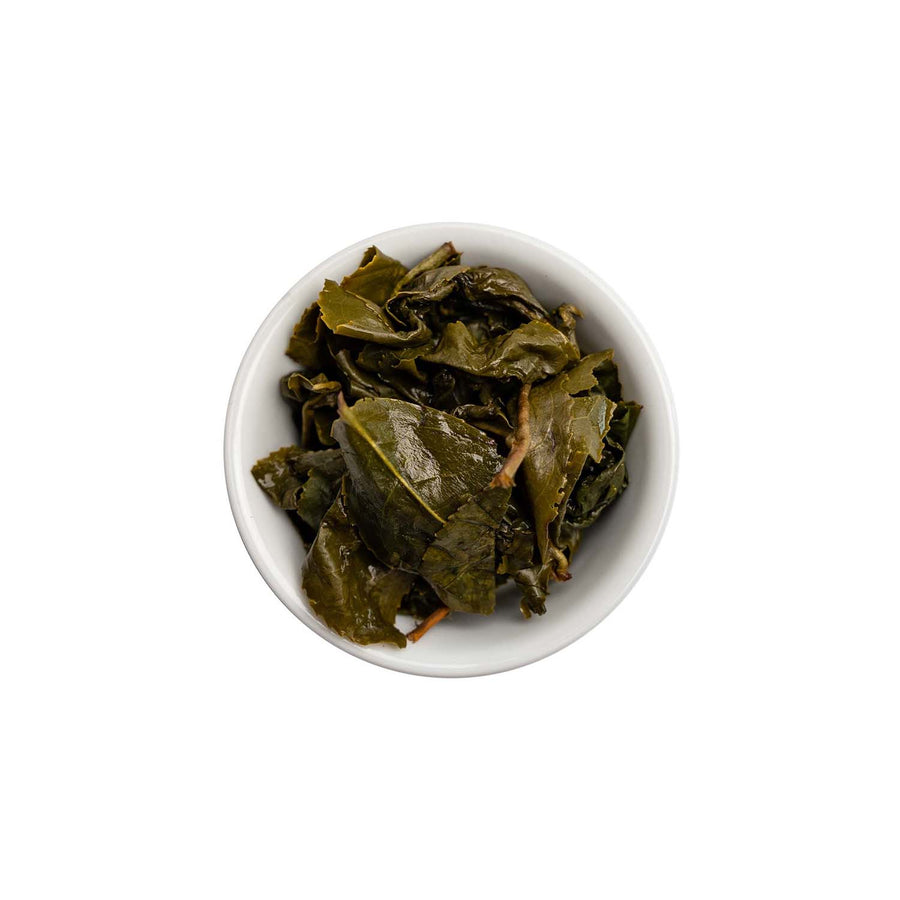 Ein ansprechendes Foto von den losen, aufgebrühten Blättern unseres GABA Oolong Tees Nevermind in einer Tasse.