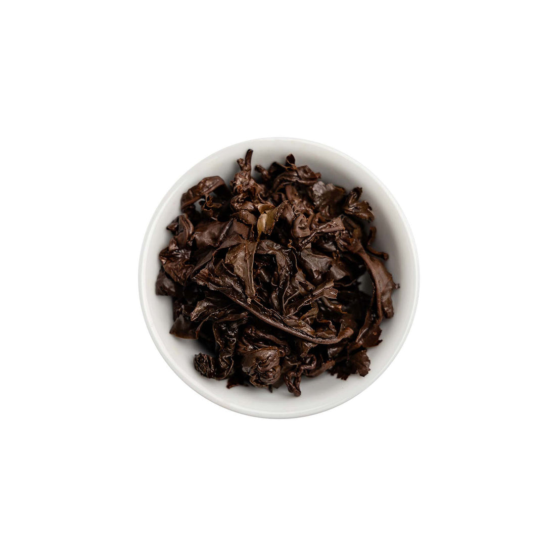 Ein ansprechendes Foto von den losen, aufgebrühten Blättern unseres GABA Oolong Tees Ruby Sky in einer Tasse.