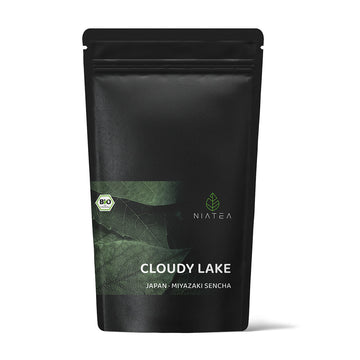 Ein ansprechendes Foto unserer Teeverpackung für den Grünen BIO Tee Cloudy Lake Sencha.