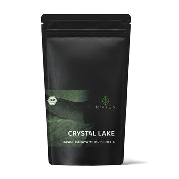 Ein ansprechendes Foto unserer Teeverpackung für den Grünen BIO Tee Crystal Lake Sencha.