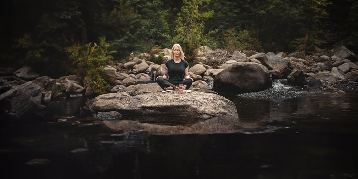 Ein ansprechendes Foto von einer Frau sitzend auf einem Stein