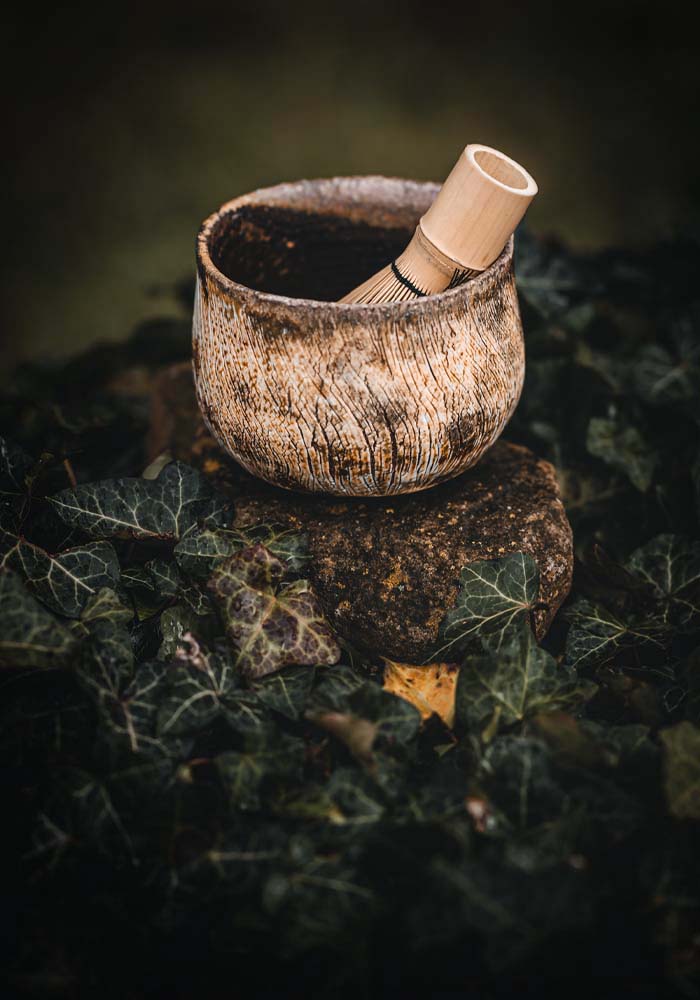 Ein ansprechendes Foto einer Matchaschale auf einem Stein