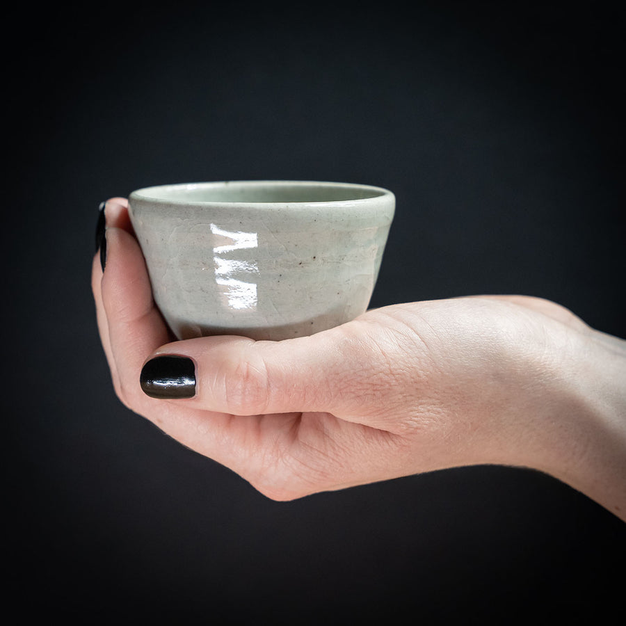 Ein ansprechendes Foto unseres Celadon Cup (85 ml), gehalten in der Hand.