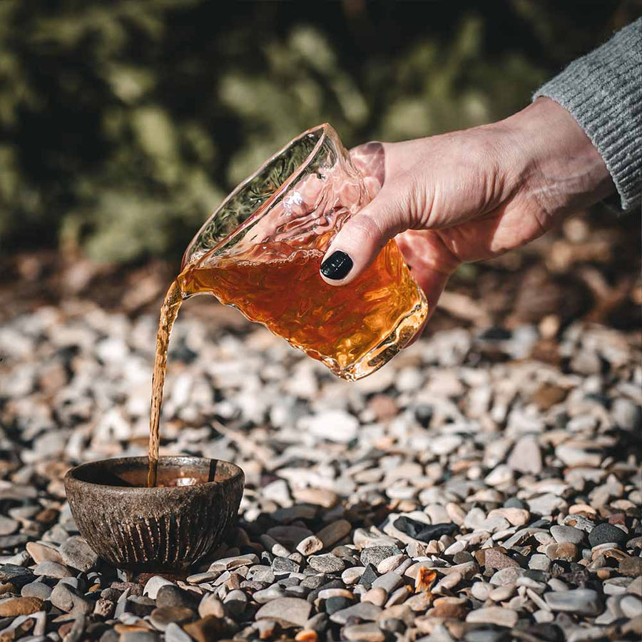 Ein ansprechendes Foto unseres Glas Gong Dao Bei  (170ml)/Glas Pitcher, gehalten in der Hand.