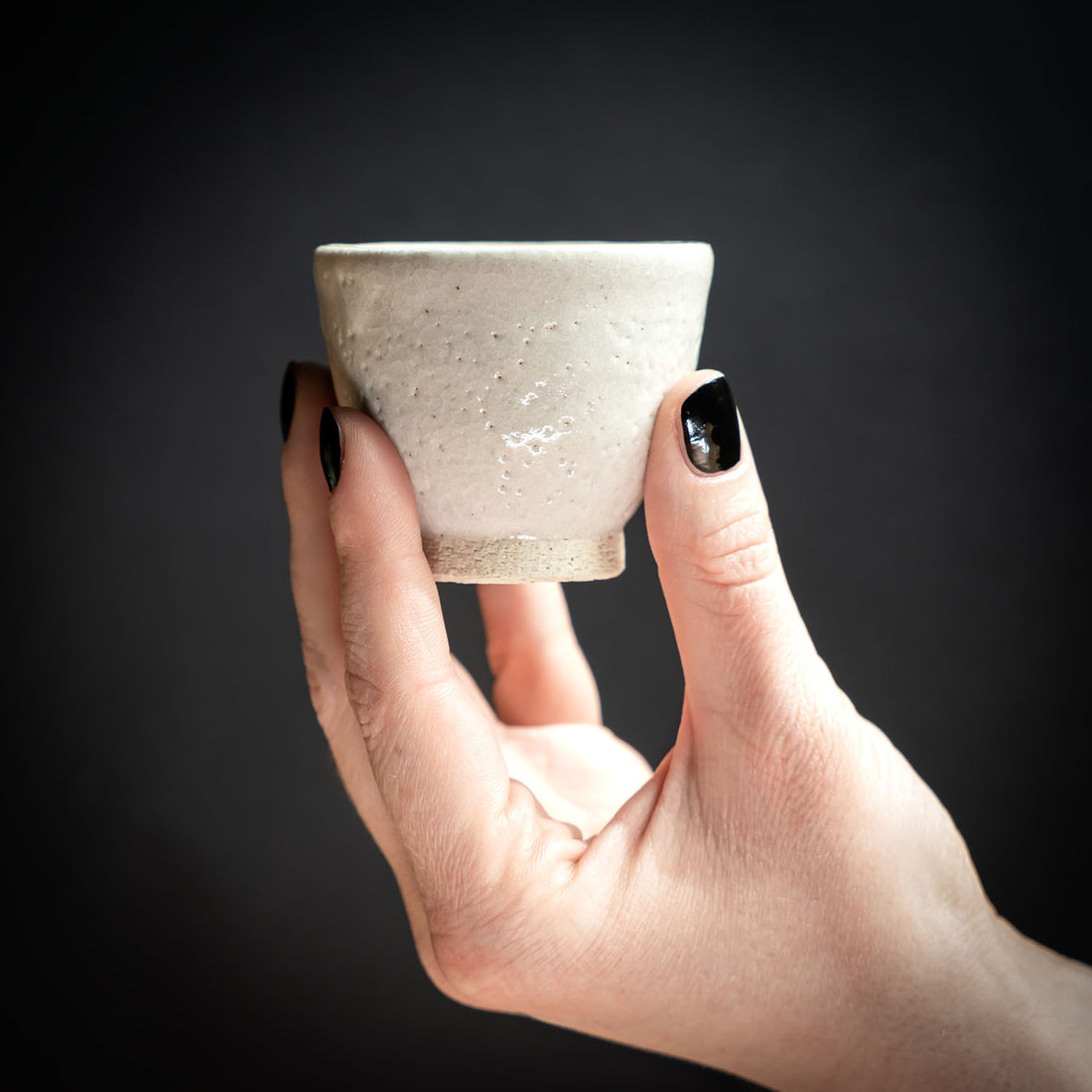 Ein ansprechendes Foto unserer Shino Cup (75 ml), gehalten in der Hand.