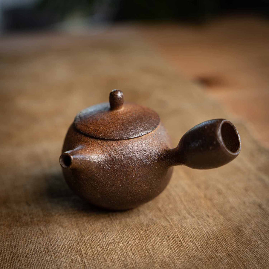 Ein ansprechendes Foto unsereTeekanne von Jiri Duchek (90ml), auf dem Tisch.