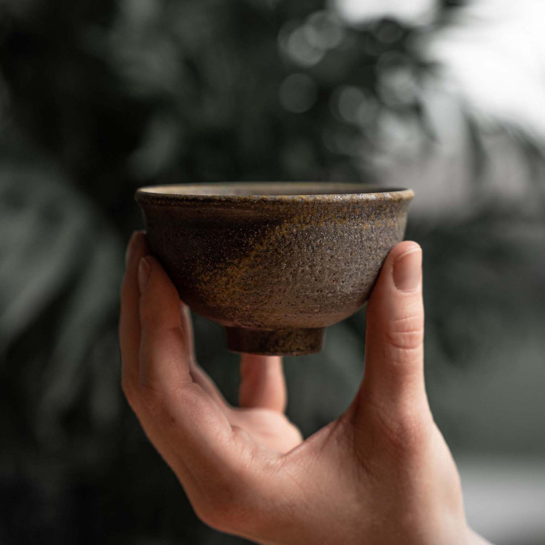 Ein ansprechendes Foto unserer Teeschale von Zhang Gu Zhi (120 ml), gehalten in der Hand.