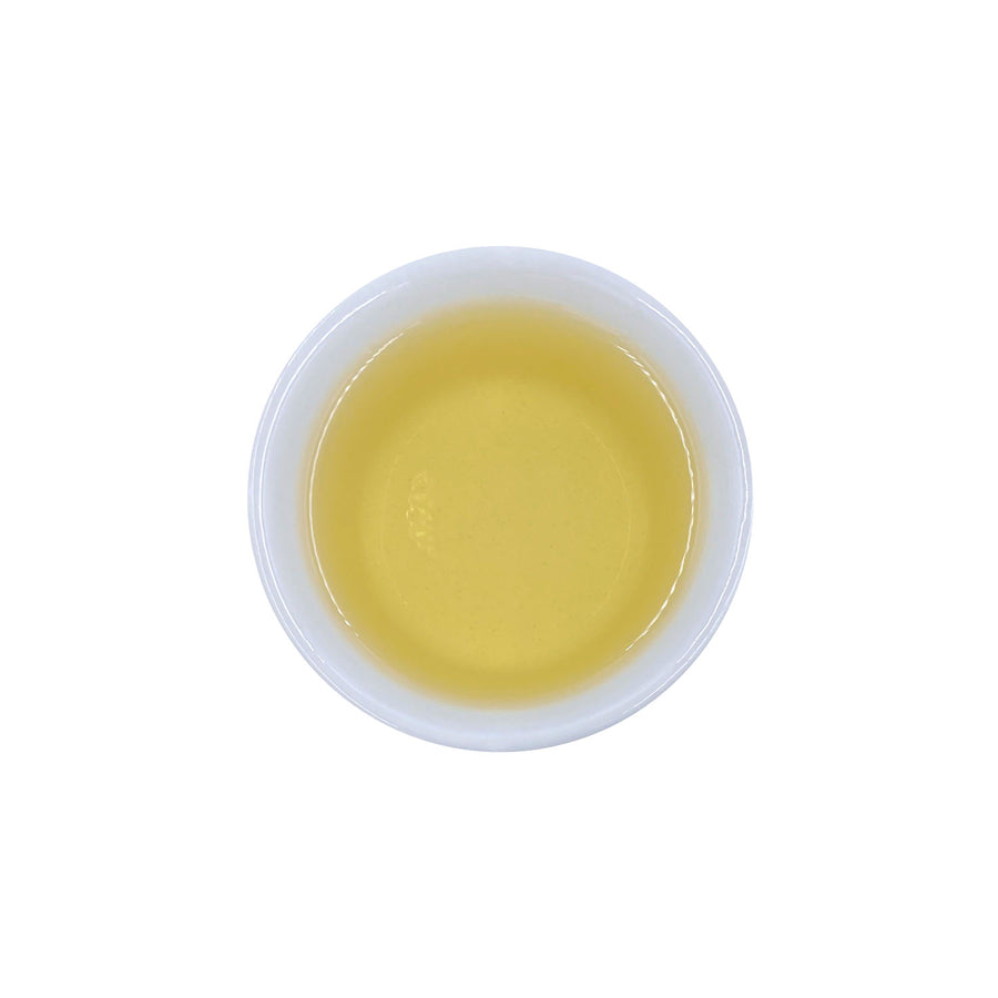 Ein ansprechendes Foto von unserem aufgebrühten Oolong Tee Midnight Monk in einer Tasse.
