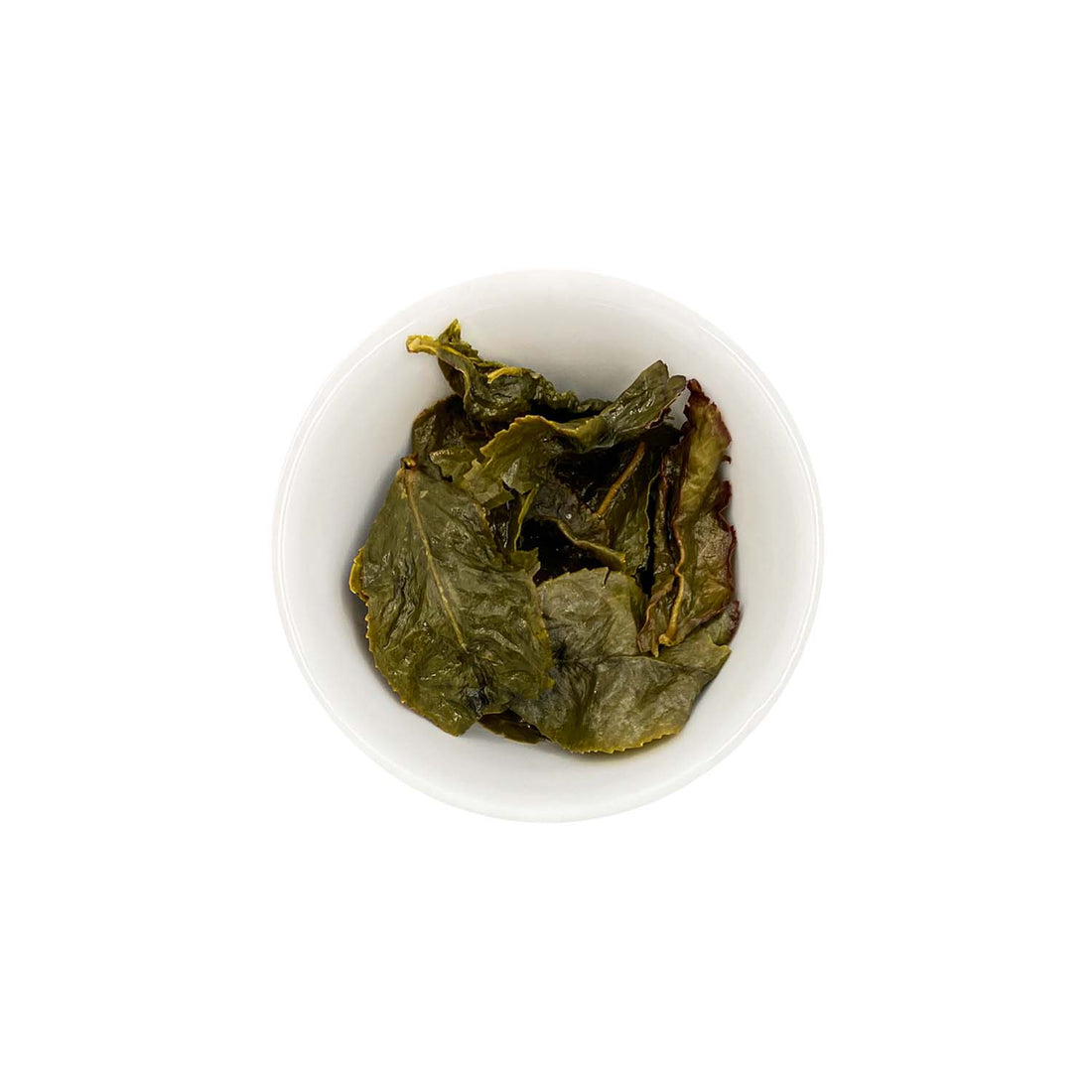 Ein ansprechendes Foto von den losen, aufgebrühten Blättern unseres Oolong Tees Midnight Monk in einer Tasse.