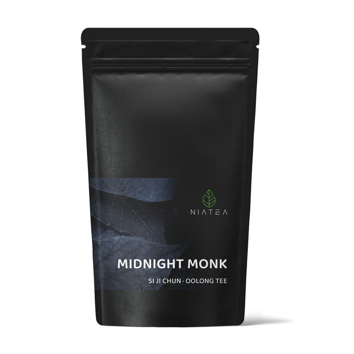 Ein ansprechendes Foto unserer Teeverpackung für den Oolong Tee Midnight Monk.