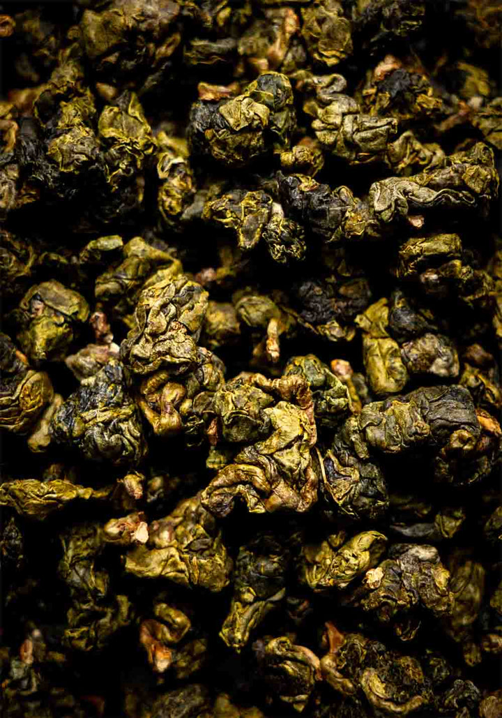 Ein ansprechendes Foto von einzelnen getrockneten Oolong Tee Blättern