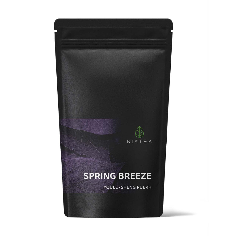 Ein ansprechendes Foto unserer Probiergrößen-Teeverpackung (15g) für den Sheng Pu Erh Tee Spring Breeze.