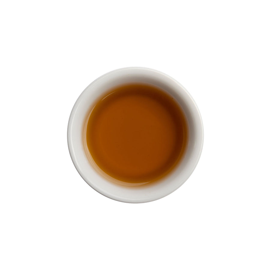 Ein ansprechendes Foto von unserem aufgebrühten Schwarzen Tee Black & Wild in einer Tasse.