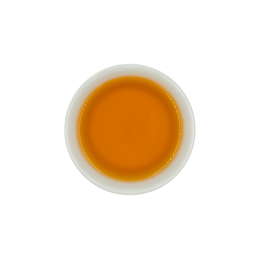 Ein ansprechendes Foto von unserem aufgebrühten Schwarzen Tee Golden Bud in einer Tasse.