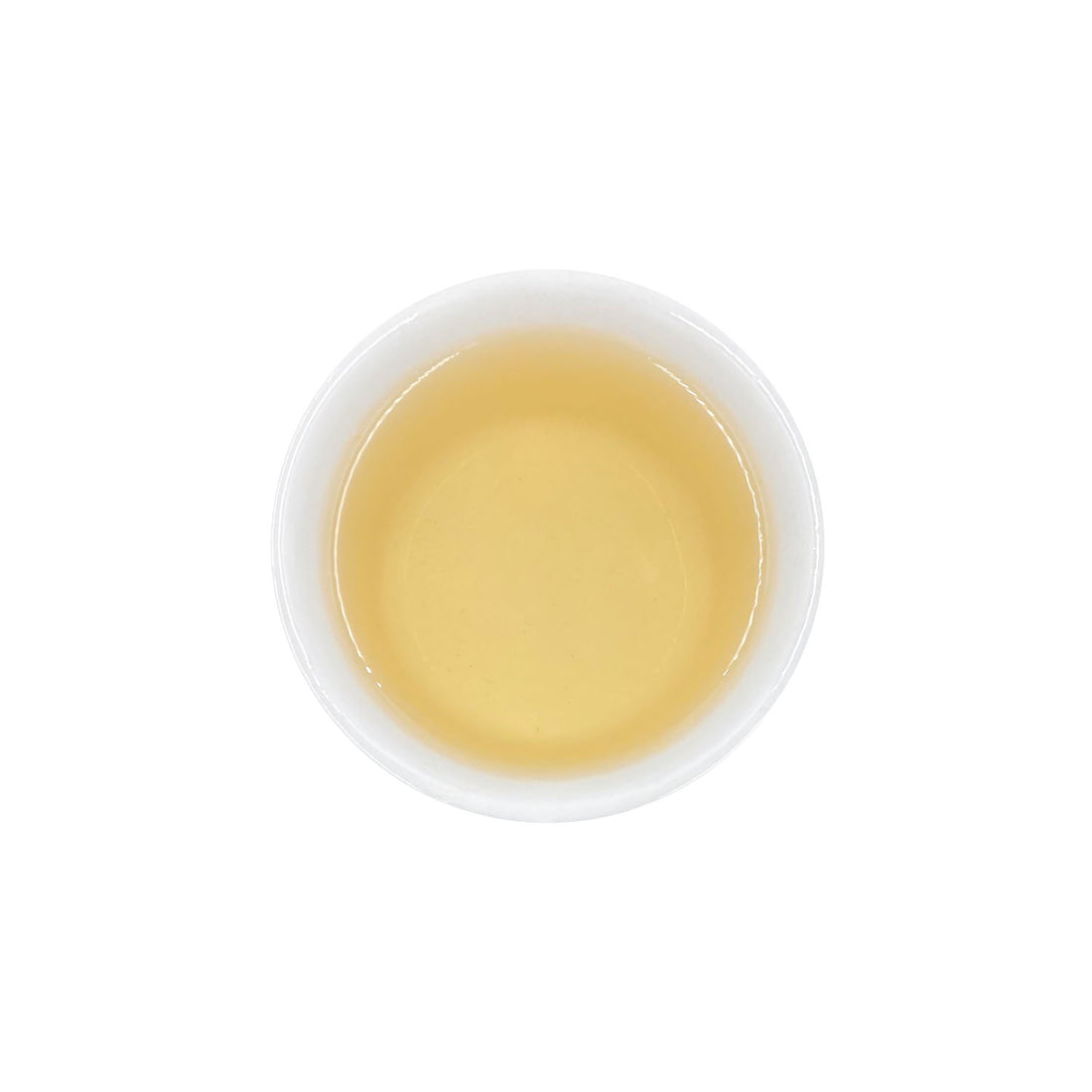 Ein ansprechendes Foto von unserem aufgebrühten Weißen Tee Silverneedle in einer Tasse.