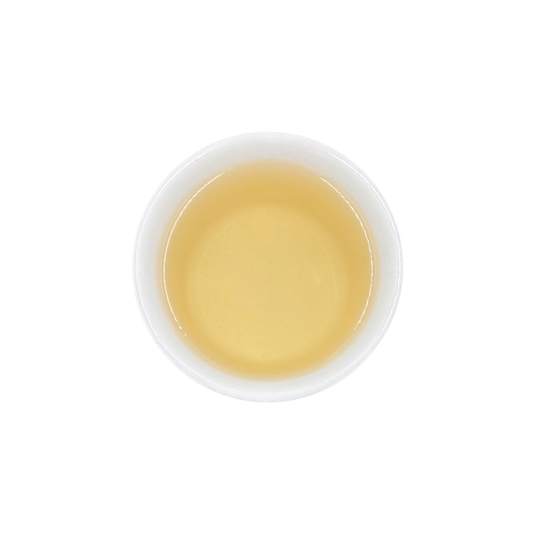 Ein ansprechendes Foto von unserem aufgebrühten Weißen Tee Silverneedle in einer Tasse.