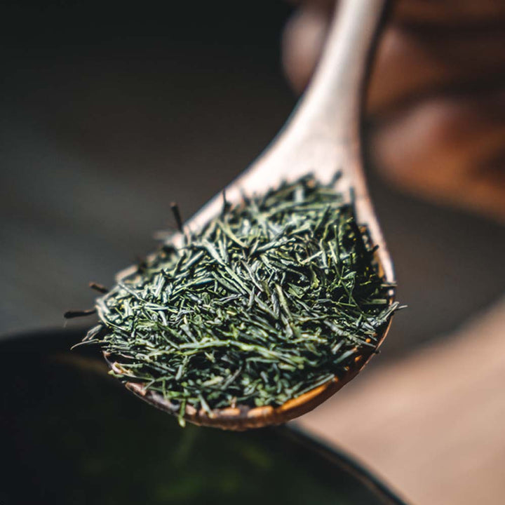 Ein ansprechendes Foto von Grünem Tee auf einem Löffel